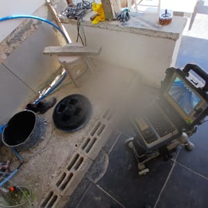 מכשיר בדיקה ליד צינורות וכלים באתר עבודה