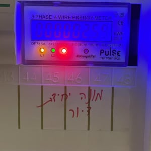 מונה חשמל תלת פאזי עם תצוגה דיגיטלית