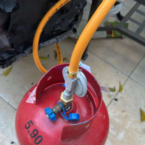 בלון גז עם צינור כתום מחובר