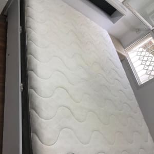 מזרן נקי על מיטה בחדר שינה