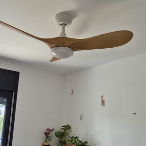 מאוורר תקרה עם כנפיים מעץ ותאורה מובנית