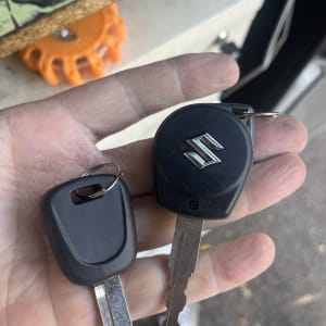 שני מפתחות רכב עם לוגו סוזוקי ביד