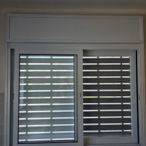 חלון אלומיניום עם תריסים אופקיים