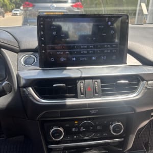 מערכת מולטימדיה ברכב עם תחנות רדיו מוצגות