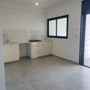 מטבח ריק עם ארונות וכיריים
