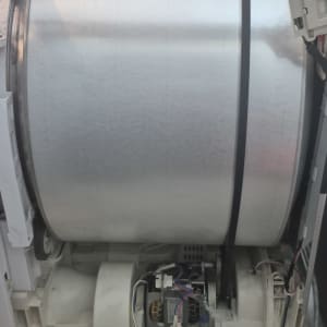 תוף מכונת כביסה פתוח עם רכיבים חשמליים