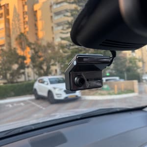 מצלמת רכב מותקנת על שמשת הרכב הפנימית