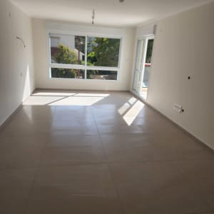 רצפה נקייה עם סימני ניקוי גלויים