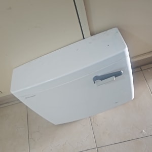 ניאגרה לבנה עם ידית מתכת על קיר