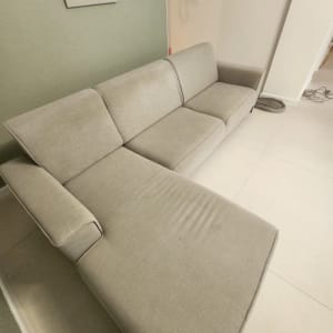 ספה אפורה עם כתמים קלים על הריפוד