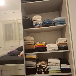 ארון בגדים מסודר עם בגדים מקופלים