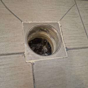 פתח ניקוז ברצפת אריחים בחדר אמבטיה