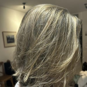 שיער בלונדיני מסודר בתספורת שכבות