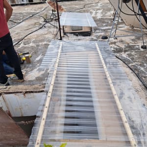 לוחות פלסטיק שקופים מותקנים על גג בטון