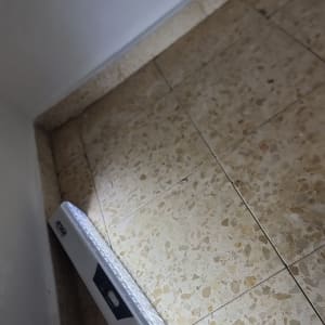 מנורה על רצפת אריחים בפינת חדר