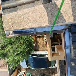 גג עם רעפים ועץ ליד מכונית חונה