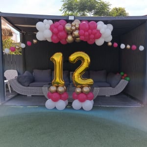 קישוט בלונים עם מספר 12 בגינה