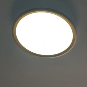 תאורה עגולה על תקרה