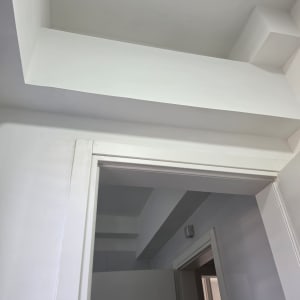 תקרת חדר עם קירות לבנים ודלת פתוחה