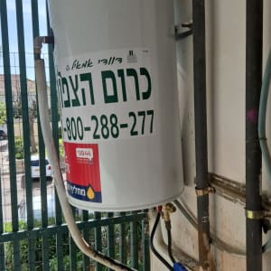 דוד שמש מותקן עם צנרת ומדבקה