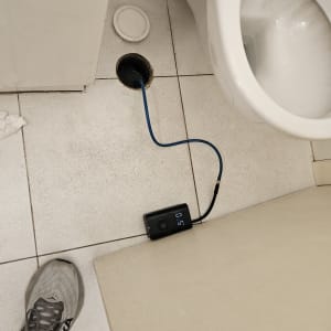 מד לחות מחובר לצינור ליד אסלה בשירותים