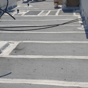 גג עם קווים לבנים לאיטום, דלי צבע