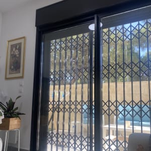 סורגי אלומיניום על דלת זכוכית