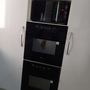 תנור ומיקרוגל מותקנים בארון מטבח לבן