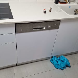 מדיח כלים במטבח עם משטח עבודה וכיור