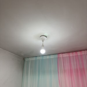 מנורה תלויה מהתקרה עם וילונות צבעוניים