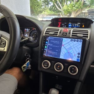מערכת מולטימדיה לרכב מותקנת בדשבורד של רכב סובארו