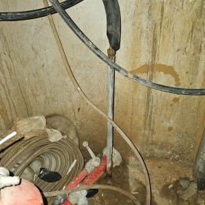 צינורות מים וברזים ישנים בחדר שירות