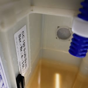 חלק פנימי של מכל מים עם צינור כחול