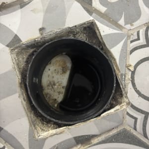 התקנת מחסום ניקוז בפתחי ביקורת ברצפה