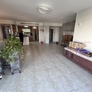 דלי ורוד על רצפה נקייה בחדר מרווח