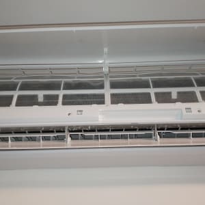 מזגן פתוח עם מסננים גלויים וניקוי