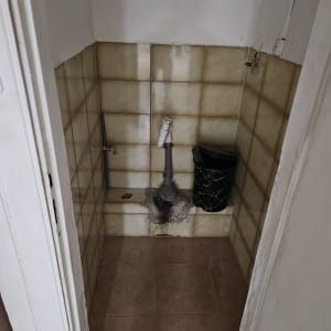 פינה עם אריחים, צינור ואשפה, לא נקי