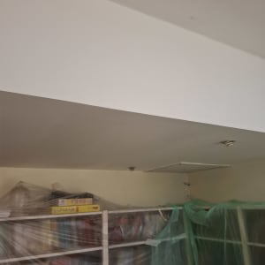 תקרה מגבס עם מדפים מכוסים בניילון ירוק