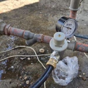 מד לחץ מים על צינור עם שסתום