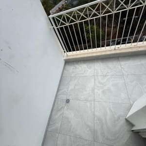 מרפסת עם ריצוף חדש ומעקה ברזל