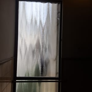 חלון זכוכית עם דוגמה מטושטשת