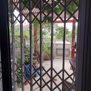 סורגי אלומיניום מתקפלים במרפסת