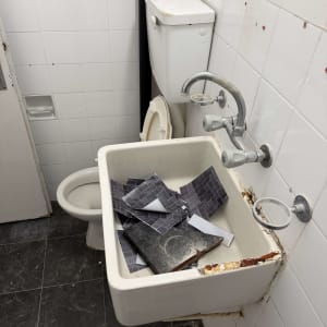 כיור עם שברים של אריחים בחדר אמבטיה