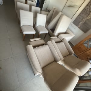 כיסאות וספות מסודרים בחדר מגורים
