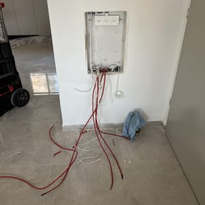 חוטי חשמל ותקשורת יוצאים מקיר עם שקעים