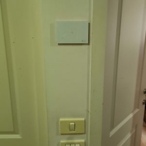 מתגי חשמל על קיר ליד דלת