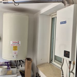 מערכת חימום מים עם צינורות ומחברים