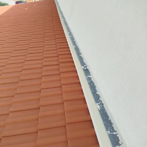 גג רעפים אדום עם קיר צמוד