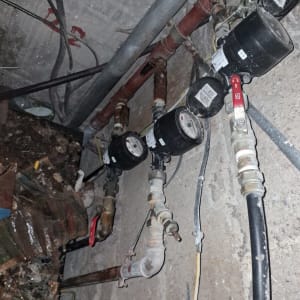 מד מים וצינורות מתכת עם ברזים