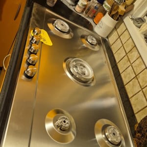 כיריים נירוסטה עם חמישה מבערים במטבח ביתי